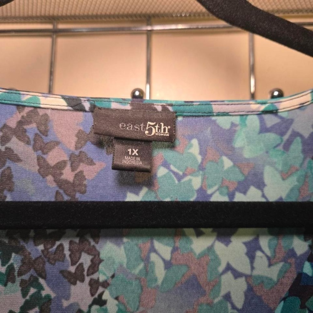 East 5th brand. Blue and green butterfly print top with ruffles Size 1X - Picture 5 of 6